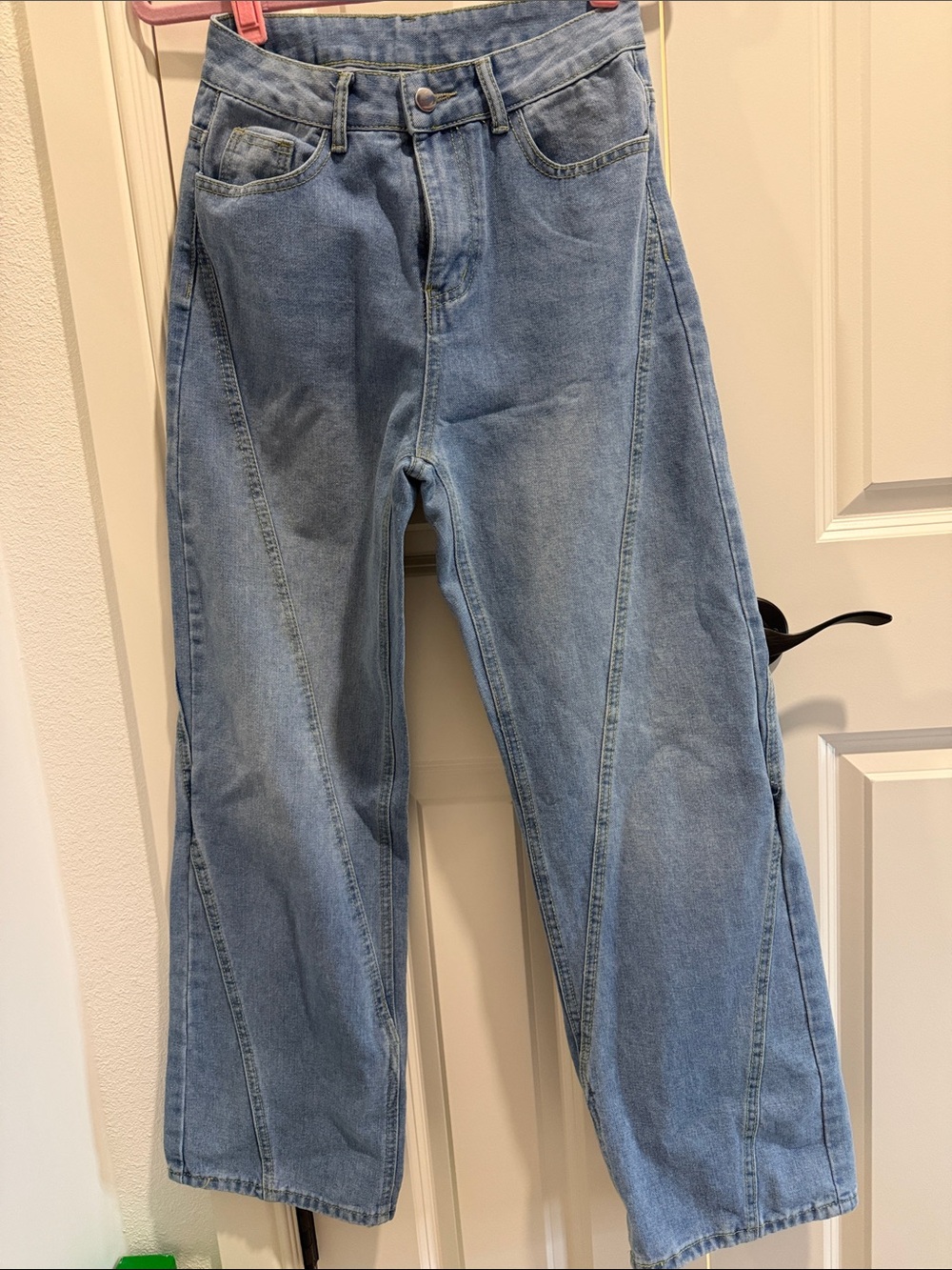 Light Wash Women's Wide-Leg Jeans - Casual Flare